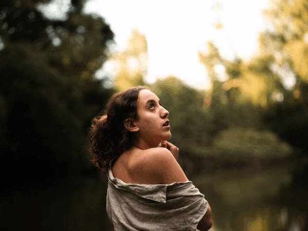 portrait d'Elise en pleine nature