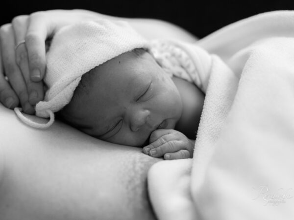 La naissance d'Anaël. Reportage de naissance, accouchement physiologique, nouveau-né.