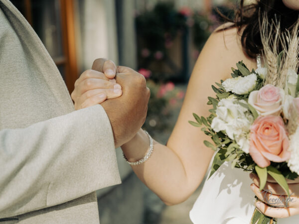 mariage main dans la main